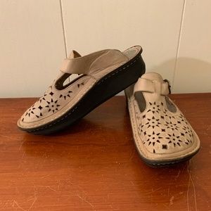 Women's Alegria Tan Leather Clogs Sandals w/ Sun Star Cut Outs - Size 37 (6.5US)